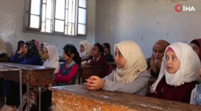 Suriye'nin kuzeydoğusundaki öğrenciler savaşın gölgesinde ders başı yaptı