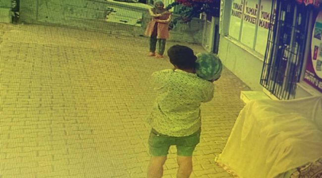 Tezgahtaki karpuzu çalmak için omuzladı, karşısındaki kadını görünce dondu kaldı
