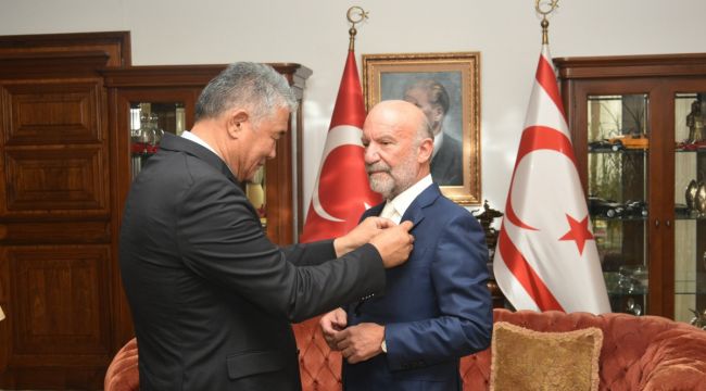 TÜRKSOY'dan Dr. Suat İrfan Günsel'e onur nişanı