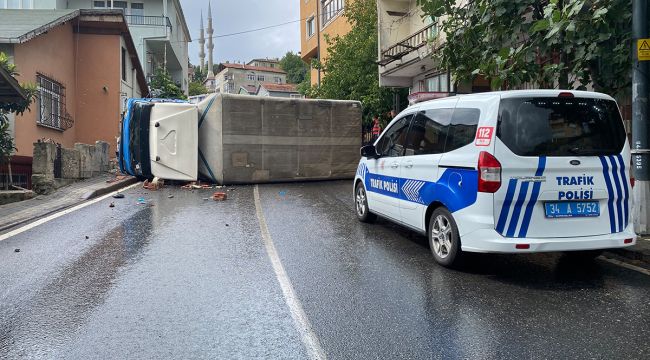 Üsküdar'da doğalgaz kutusuna çarpan kamyonet yan yattı