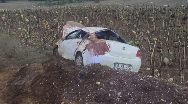 Yoldan çıkan otomobil boş tarlada takla attı
