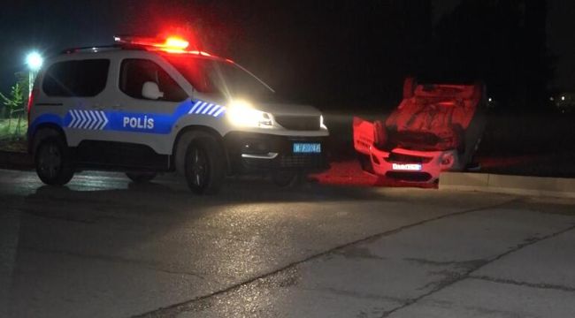 Araç beton bariyere çarpıp, takla attı