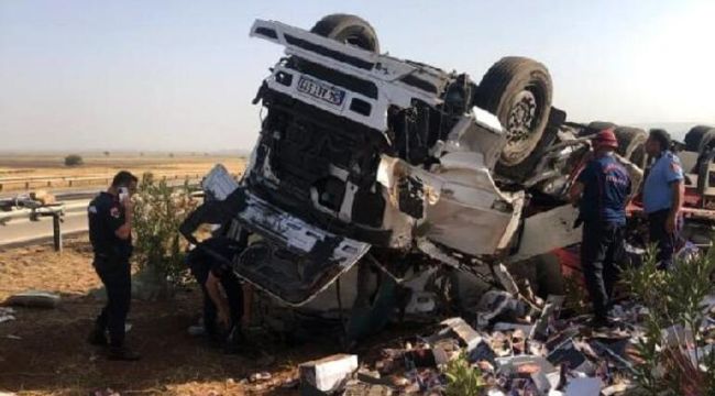 Devrilen TIR'ın sürücüsü yaralandı