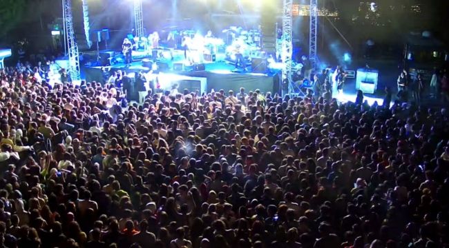 Egeli gençler “Atiye” konseriyle doyasıya eğlendi