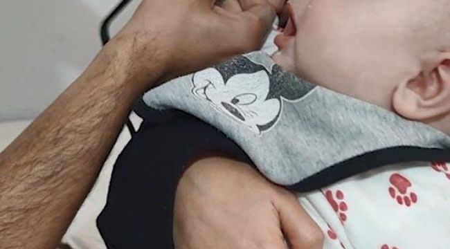 Göktuğ bebeğin telefon kılıfının deliğine sıkışan parmağını itfaiye kurtardı