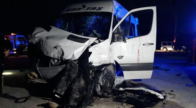 İşçi servisi ile otomobil çarpıştı