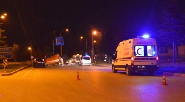 Kamyon ile minibüs çarpıştı