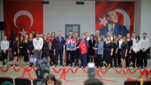 Kınık Belediye Korosu Cumhuriyet konseri düzenledi