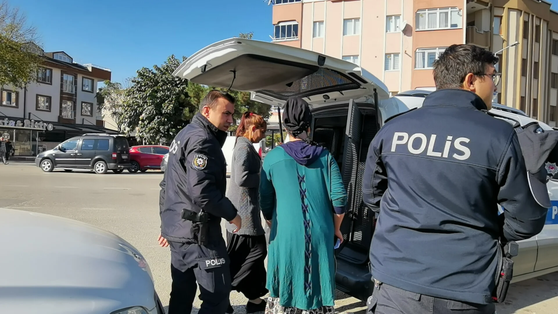 Parasını çalan 2 kadını takip edip, polise yakalattı