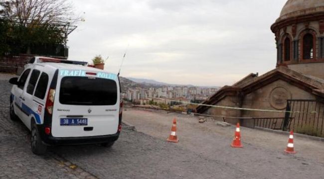 5 metreden düşen otomobil, 2 duvar arasına sıkıştı