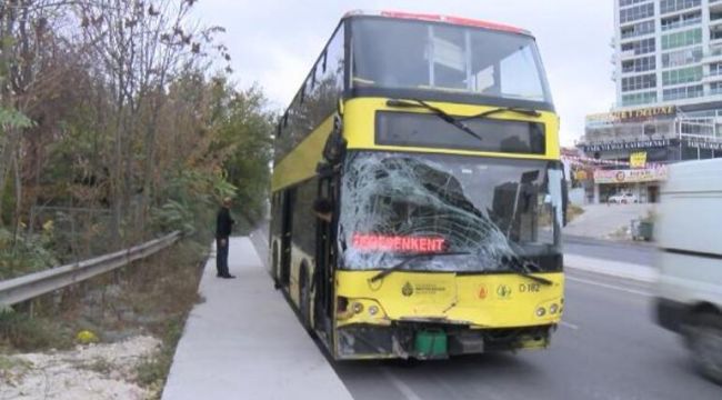 Başakşehir'de reklam panolarına çarpan İETT otobüsünün şoförü yaralandı