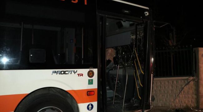 Belediye otobüsü önce otomobile sonra duvara çarptı
