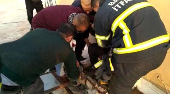 Düştüğü havalandırma boşluğundan itfaiye kurtardı