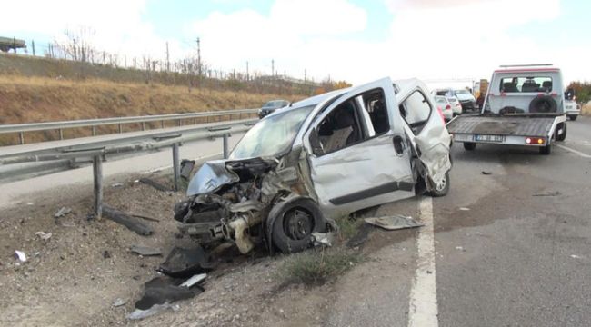 Hafif ticari araç bariyere çarptı