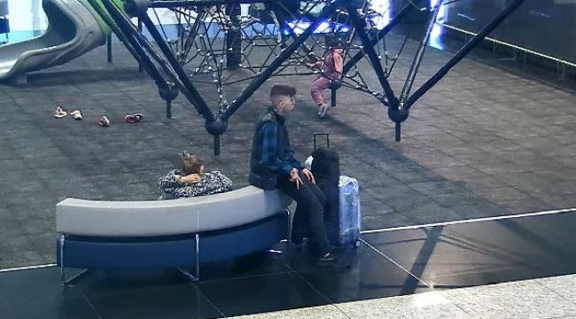 Havalimanında telefon çalarken yakalandı