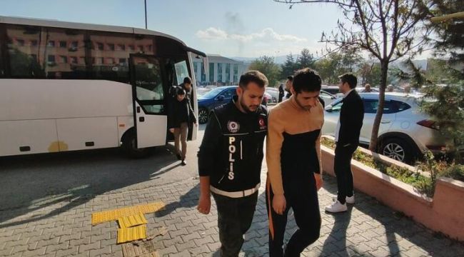 Hükümlülere uyuşturucu temin edenlere operasyonda 19 şüpheli adliyede