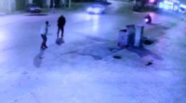Husumetlisini acımadan vurdu