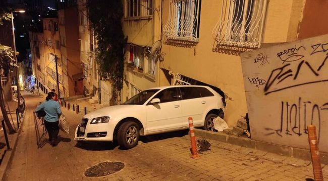 Kayan otomobil bina duvarına çarptı