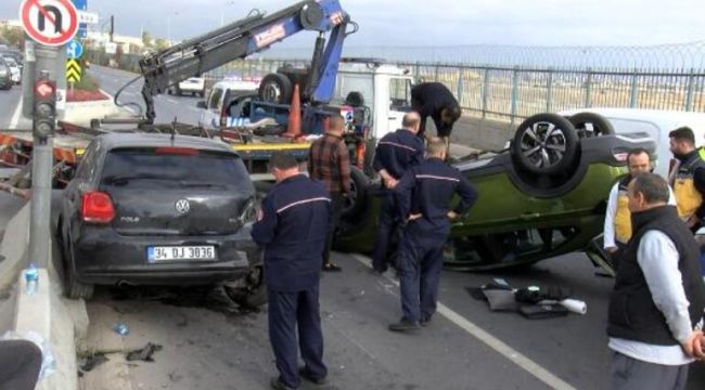 Kırmızı ışıkta bekleyen otomobile çarpan otomobil takla attı