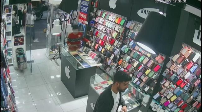 Müşteri gibi girdiği mağazalardan iki cep telefonu çaldı