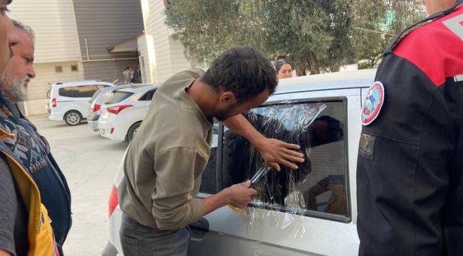 Otomobilde mahsur kalan bebeği itfaiye kurtardı