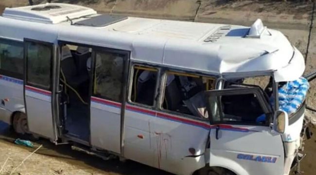 Otomobilin çarptığı minibüs, sulama kanalına düştü