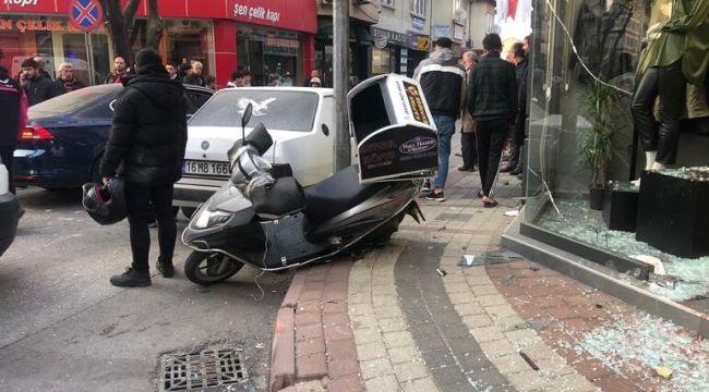 Otomobilin çarptığı motosiklet mağazaya daldı