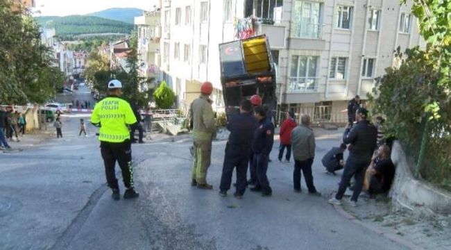 Park halindeki otomobil kayarak apartman boşluğuna düştü