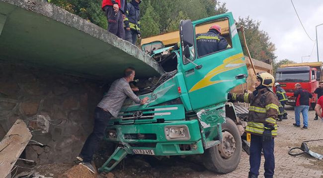 Rampa inişinde merdivene çarpan kamyonun sürücüsü öldü