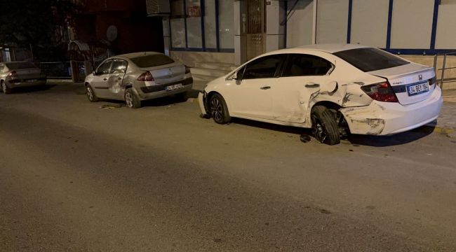 Taksi şoförü park halindeki araçlara çarptı