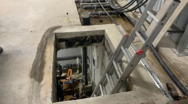 Telefonla konuşarak yürüyen işçi bodrum katına düştü