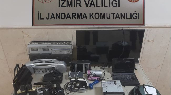 Yazlık evlere giren hırsızlar çaldıkları malzemelerle yakalandı