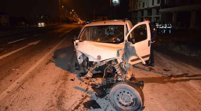 Aksaray'da hafif ticari araç ile otomobil çarpıştı