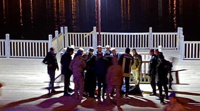 Alabora olan tekneden suya düşen 3 kişiden 1'i öldü, 1 kişi kayıp