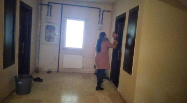 Anne, oğlunu tacizle suçladığı şüpheli serbest kalınca taşla evini bastı