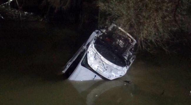 Antalya'da hafif ticari araç, dereye uçtu