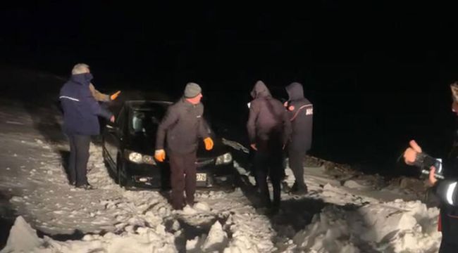 Bayburt'ta karda mahsur kalan 4 kişi kurtarıldı