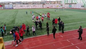 Bölgesel amatör lig maçında saha ve tribün karıştı