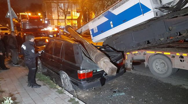 Eyüpsultan'da iş makinesinin tonlarca ağırlığındaki demir parçası cipin üzerine devrildi