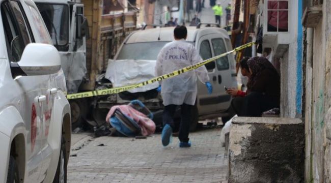 Freni boşalan kömür yüklü kamyonet, çocuklara çarptı