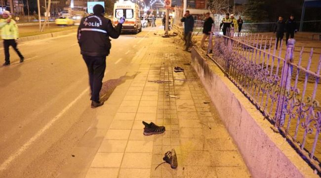 Hafif ticari araç kaldırımda yürüyen yayalara çarptı