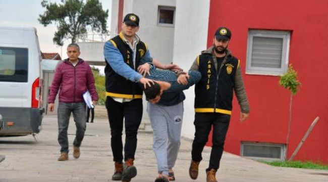 İntihar etmesinden korkup, eve kilitlediği oğlu tarafından bıçaklanarak öldürüldü