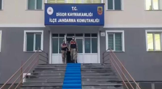 Kaçak göçmenlerin taşındığı 5 kişilik otomobilden 15 kişi çıktı