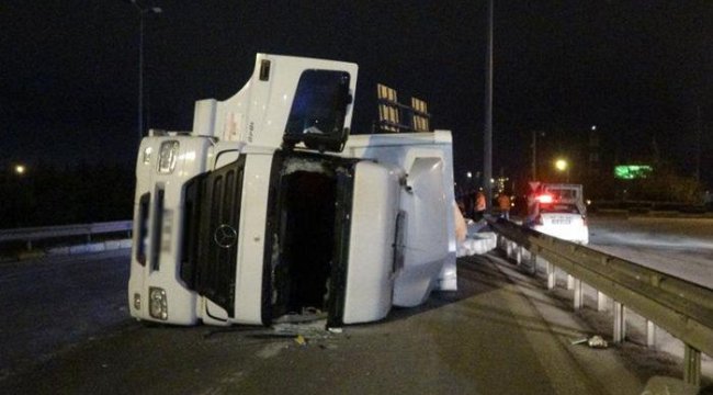 Kağıt yüklü tır virajı alamadı