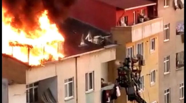Kağıthane'de 5 katlı binanın çatısı alev alev yandı