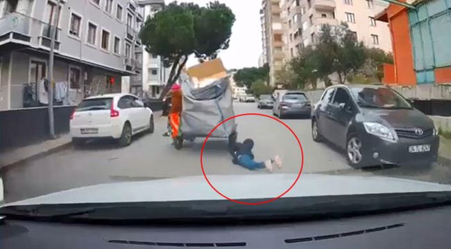 Kartal'da motosiklet sepetindeki çocuk düştü, otomobil son anda durdu