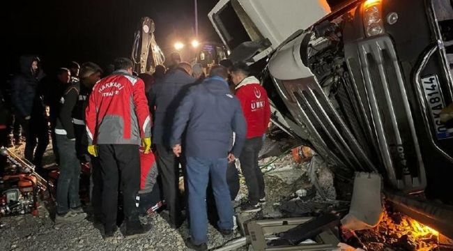 Kömür yüklü TIR devrildi