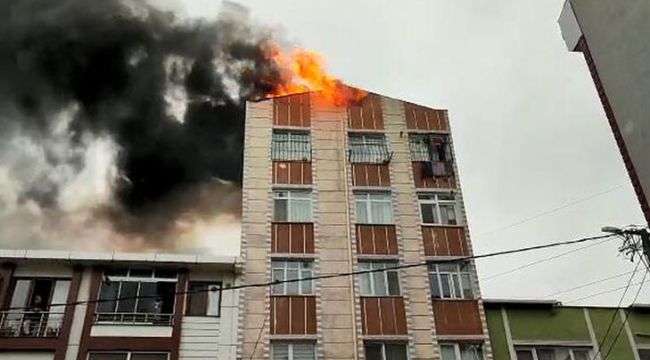Küçükçekmece'de 5 katlı binanın çatı katında yangın