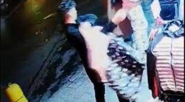 Mağaza önünde gördüğü montu üzerine giyip çaldı