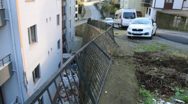 Otomobil, 15 metreden apartman boşluğuna düştü